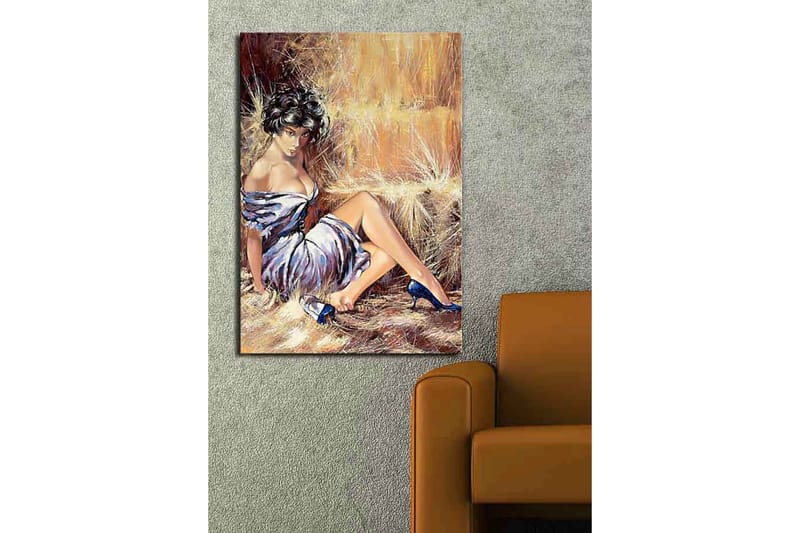 Canvastavla 70x100 cm - Elegant kvinna i en vit klänning med blå skor sitter avslappnat mot en halmbal - Vit / Blå / Beige - Inredning & dekor - Tavlor & konst - Canvastavla