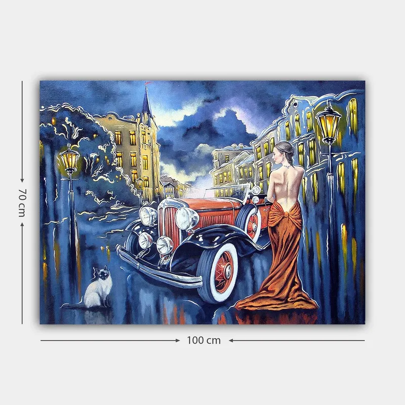 Canvastavla 70x100 cm - Elegant kvinna i röd klänning står vid en klassisk bil på en stadsgata i skymningen - Röd / Svart / Blå - Inredning & dekor - Tavlor & konst - Canvastavla
