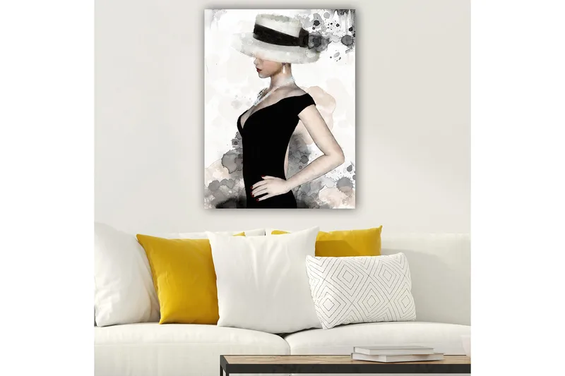 Canvastavla 70x100 cm - Elegant kvinna i svart klänning med en stor hatt som framhäver hennes stil och skönhet - Svart / Grå / Beige - Inredning & dekor - Tavlor & konst - Canvastavla