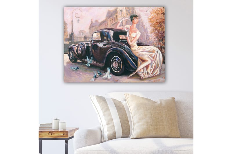 Canvastavla 70x100 cm - Elegant kvinna i vit klänning sitter på en svart bil i en stadsmiljö, Svart / Vit / Beige