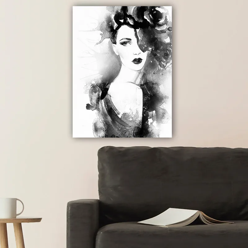 Canvastavla 70x100 cm - Elegant kvinna med mörkt hår och dramatiskt smink, omgiven av svarta blommor - Svart / Grå / Vit - Inredning & dekor - Tavlor & konst - Canvastavla
