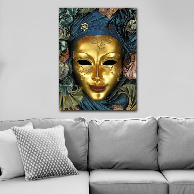 Canvastavla 70x100 cm - Elegant mask med gyllene yta och intrikata detaljer, omgiven av blå och gröna textilier - Guld / Blå / Grön - Inredning & dekor - Tavlor & konst - Canvastavla