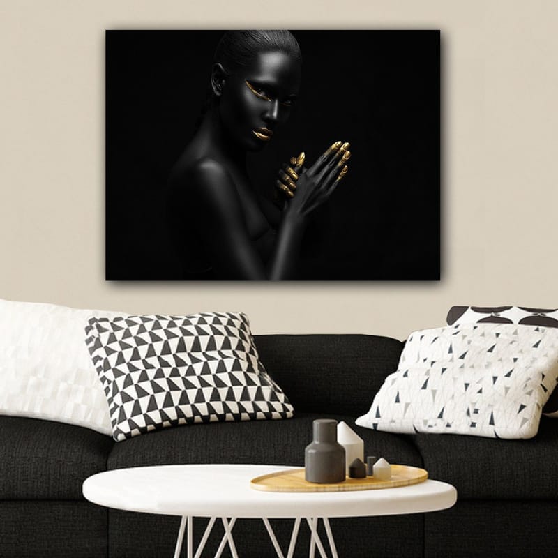 Canvastavla 70x100 cm - Elegant och mystisk kvinna med svart hud och guldiga detaljer i ansiktet och på händerna - Svart / Guld - Inredning & dekor - Tavlor & konst - Canvastavla