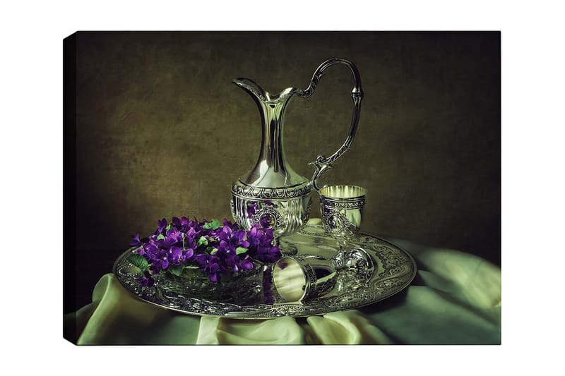 Canvastavla 70x100 cm - Elegant silverkanna med blommor på en dekorerad bricka - Silver / Lila / Grön - Inredning & dekor - Tavlor & konst - Canvastavla