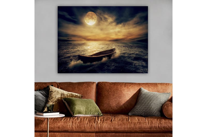 Canvastavla 70x100 cm - Ensam båt glider fram över en spegelblanka sjö under en stor, lysande måne - Mörkblå / Gyllene / Grå - Inredning & dekor - Tavlor & konst - Canvastavla