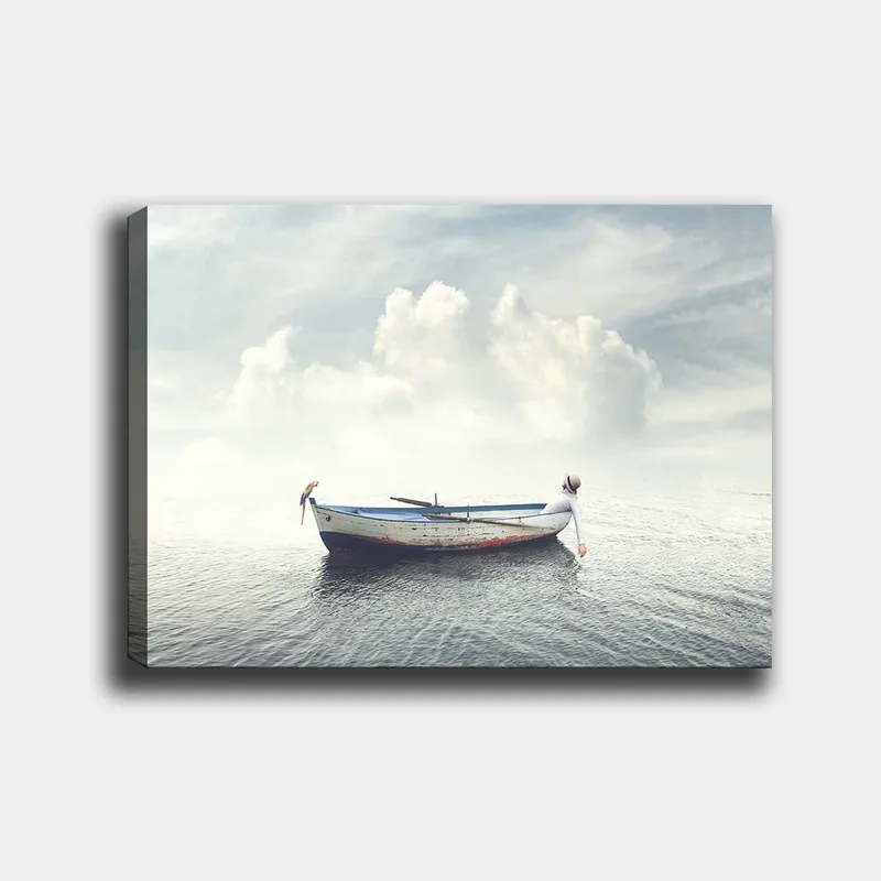 Canvastavla 70x100 cm - Ensam båt som flyter på stilla vatten under en ljus himmel med moln - Blå / Vit / Grå - Inredning & dekor - Tavlor & konst - Canvastavla