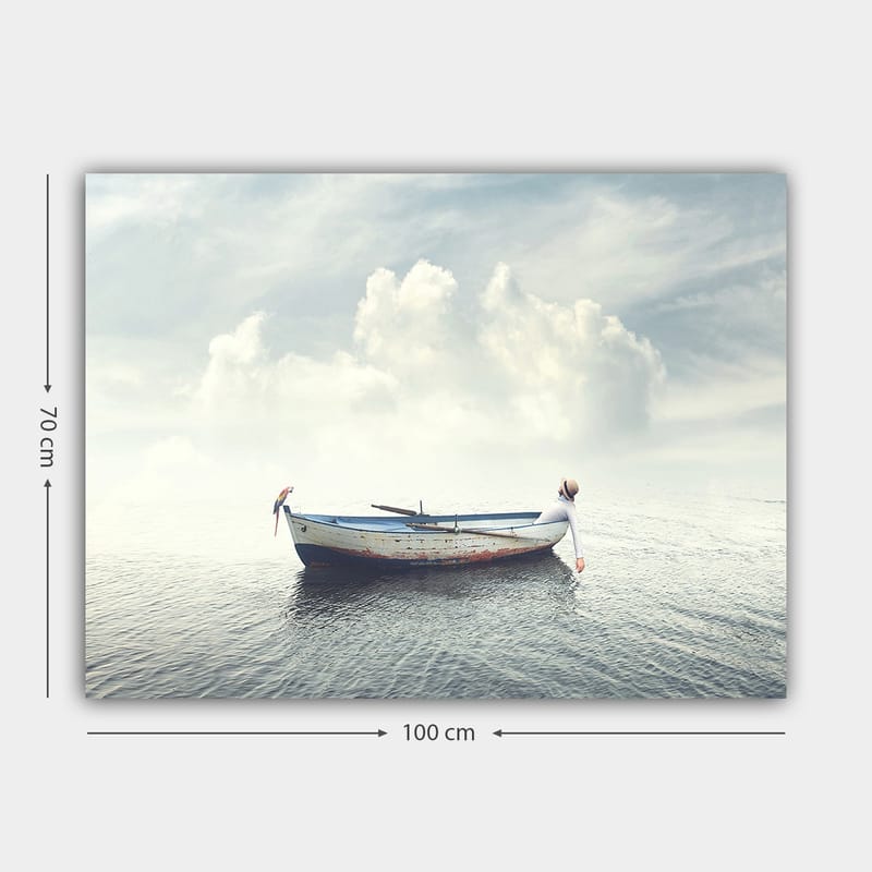 Canvastavla 70x100 cm - Ensam båt som flyter på stilla vatten under en ljus himmel med moln - Blå / Vit / Grå - Inredning & dekor - Tavlor & konst - Canvastavla