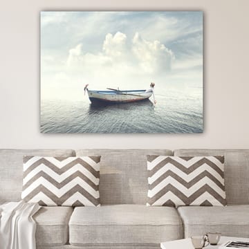 Canvastavla 70x100 cm - Ensam båt som flyter på stilla vatten under en ljus himmel med moln - Blå / Vit / Grå - Inredning & dekor - Tavlor & konst - Canvastavla