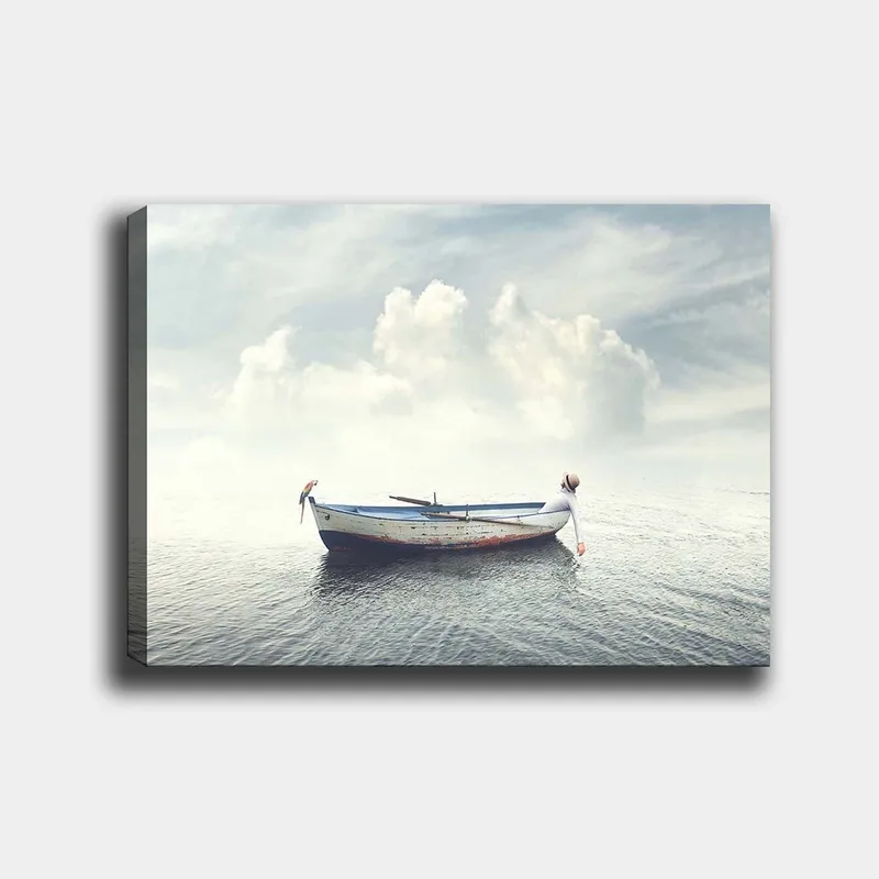 Canvastavla 70x100 cm - Ensam båt som flyter på stilla vatten under en ljus himmel med moln, Blå / Vit / Grå