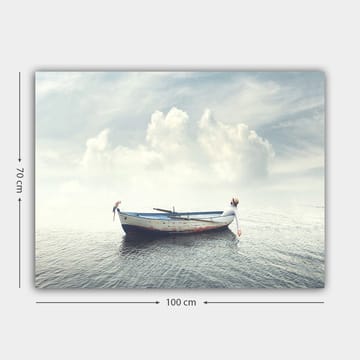 Canvastavla 70x100 cm - Ensam båt som flyter på stilla vatten under en ljus himmel med moln - Blå / Vit / Grå - Inredning & dekor - Tavlor & konst - Canvastavla