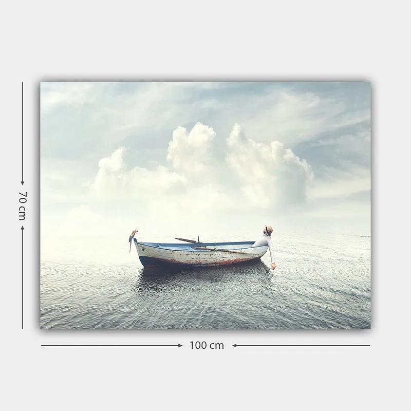 Canvastavla 70x100 cm - Ensam båt som flyter på stilla vatten under en ljus himmel med moln - Blå / Vit / Grå - Inredning & dekor - Tavlor & konst - Canvastavla