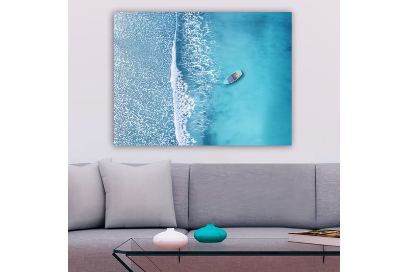 Canvastavla 70x100 cm - Ensam båt på ett klart, turkost hav med vita vågor som rullar in mot stranden - Turkos / Vit - Inredning & dekor - Tavlor & konst - Canvastavla
