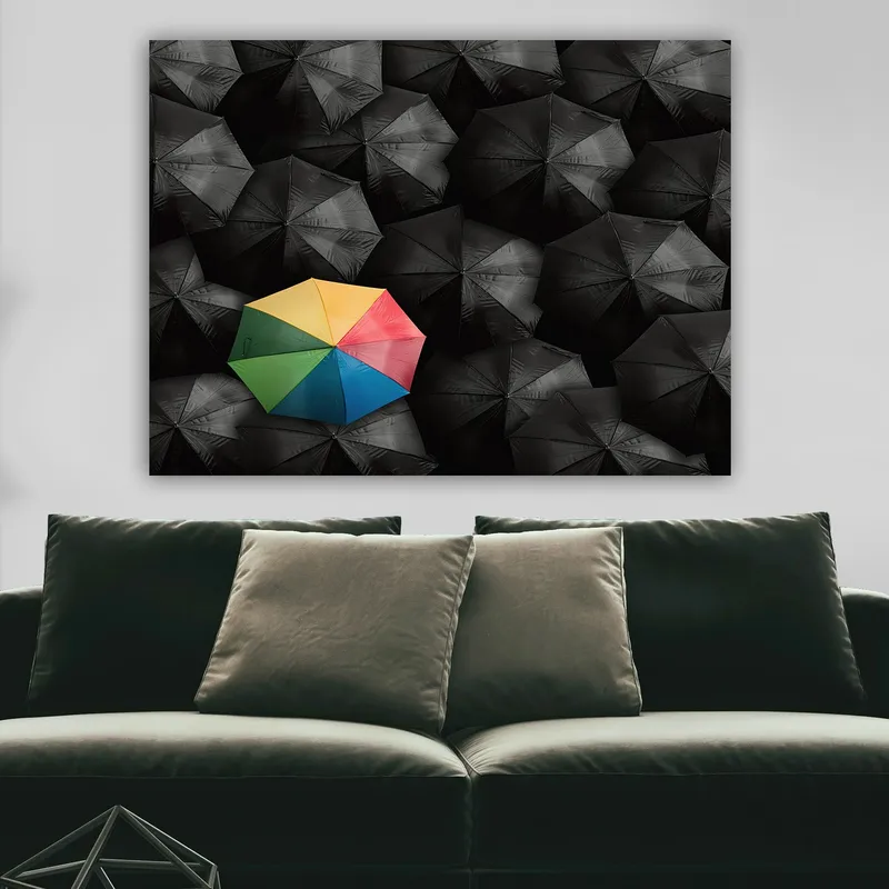 Canvastavla 70x100 cm - Ensam färgglad paraply bland en mängd svarta paraplyer - Svart / Gul / Röd - Inredning & dekor - Tavlor & konst - Canvastavla