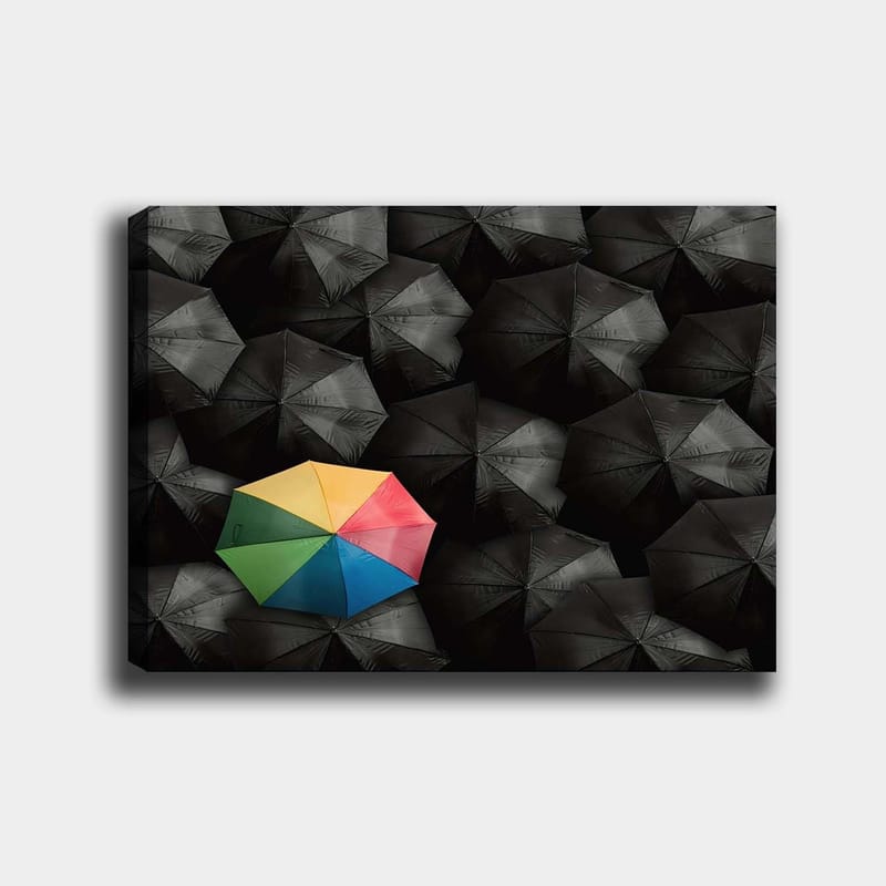 Canvastavla 70x100 cm - Ensam färgglad paraply bland en mängd svarta paraplyer, Svart / Gul / Röd