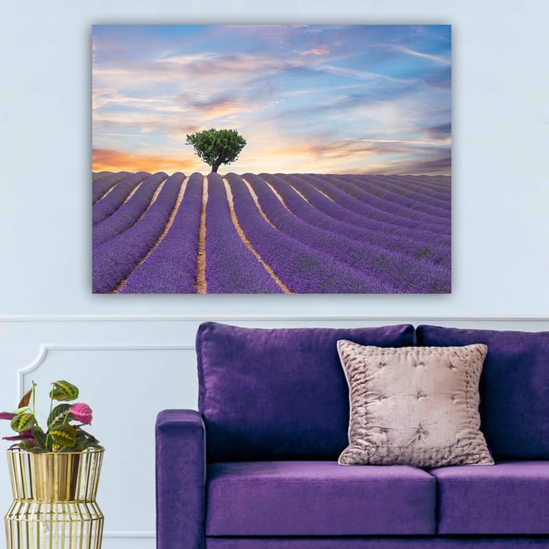 Canvastavla 70x100 cm - Ensam trädkrona står stolt över ett fält av lavendel i mjuka, vågiga rader under en färgsprakande himmel - Lila / Grön / Gul - Inredning & dekor - Tavlor & konst - Canvastavla