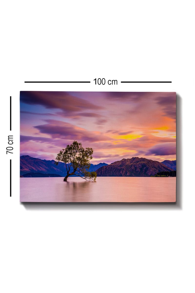 Canvastavla 70x100 cm - Ensam trädstam i en spegelblanka sjö med fjärran berg i bakgrunden under en färgsprakande himmel vid solnedgången - Lila / Grön / Orange - Inredning & dekor - Tavlor & konst - Canvastavla