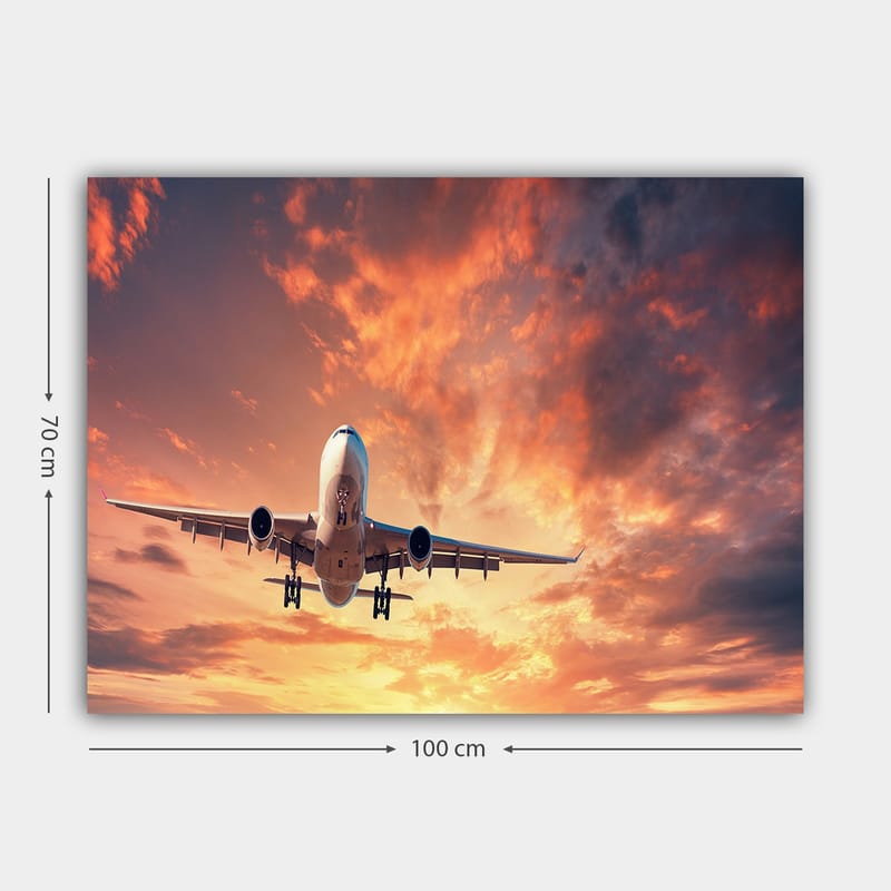 Canvastavla 70x100 cm - Ett flygplan som landar mot en dramatisk solnedgång med färgglada moln - Orange / Lila / Blå - Inredning & dekor - Tavlor & konst - Canvastavla