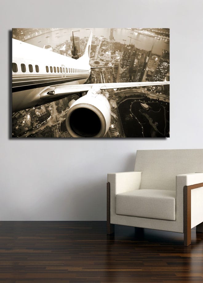 Canvastavla 70x100 cm - Ett flygplan som svävar över en stad i skymningsljus - Svart / Vit / Grå - Inredning & dekor - Tavlor & konst - Canvastavla