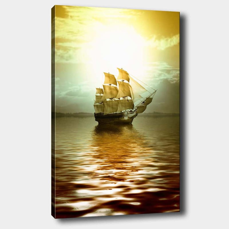 Canvastavla 70x100 cm - Ett majestätiskt segelfartyg som glider fram över en spegelblanka yta i ett gyllene ljus, Guld / Brunt / Beige