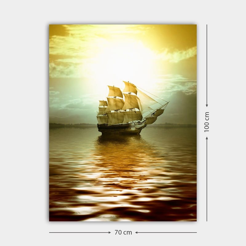 Canvastavla 70x100 cm - Ett majestätiskt segelfartyg som glider fram över en spegelblanka yta i ett gyllene ljus - Guld / Brunt / Beige - Inredning & dekor - Tavlor & konst - Canvastavla