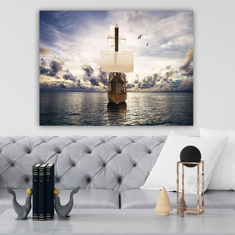 Canvastavla 70x100 cm - Ett majestätiskt segelfartyg som navigerar genom stilla vatten under en dramatisk himmel - Brun / Vit / Blå - Inredning & dekor - Tavlor & konst - Canvastavla