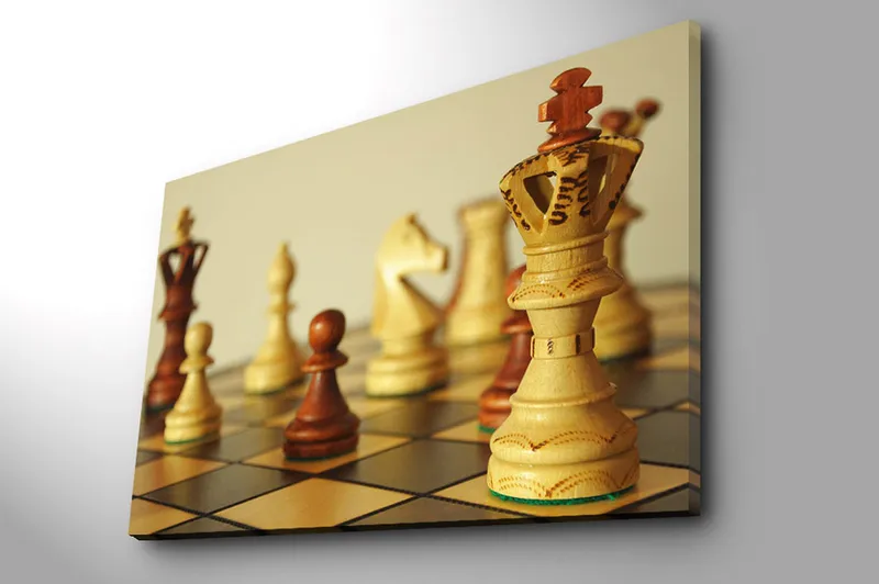 Canvastavla 70x100 cm - Ett schackbräde med träpjäser i fokus, där drottningen står framträdande - Ljusbrun / Mörkbrun / Beige - Inredning & dekor - Tavlor & konst - Canvastavla