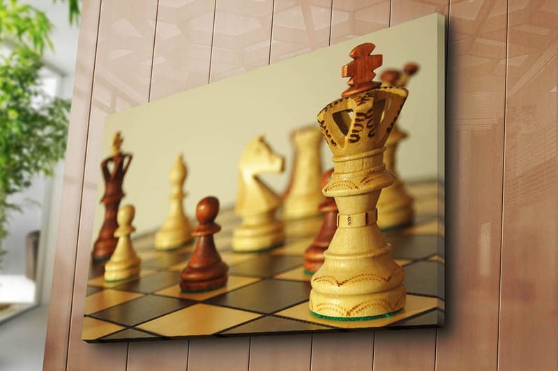 Canvastavla 70x100 cm - Ett schackbräde med träpjäser i fokus, där drottningen står framträdande - Ljusbrun / Mörkbrun / Beige - Inredning & dekor - Tavlor & konst - Canvastavla