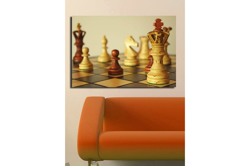 Canvastavla 70x100 cm - Ett schackbräde med träpjäser i fokus, där drottningen står framträdande - Ljusbrun / Mörkbrun / Beige - Inredning & dekor - Tavlor & konst - Canvastavla