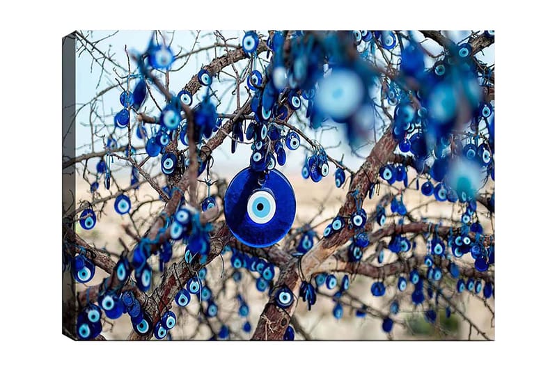 Canvastavla 70x100 cm - Ett träd dekorerat med blå ögonamuletter som symboliserar skydd och tur, Mörkblå / Ljusblå / Vit