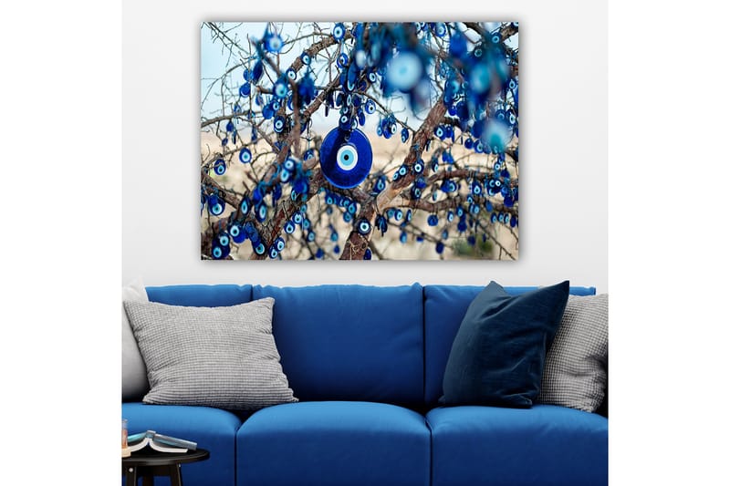 Canvastavla 70x100 cm - Ett träd dekorerat med blå ögonamuletter som symboliserar skydd och tur - Mörkblå / Ljusblå / Vit - Inredning & dekor - Tavlor & konst - Canvastavla
