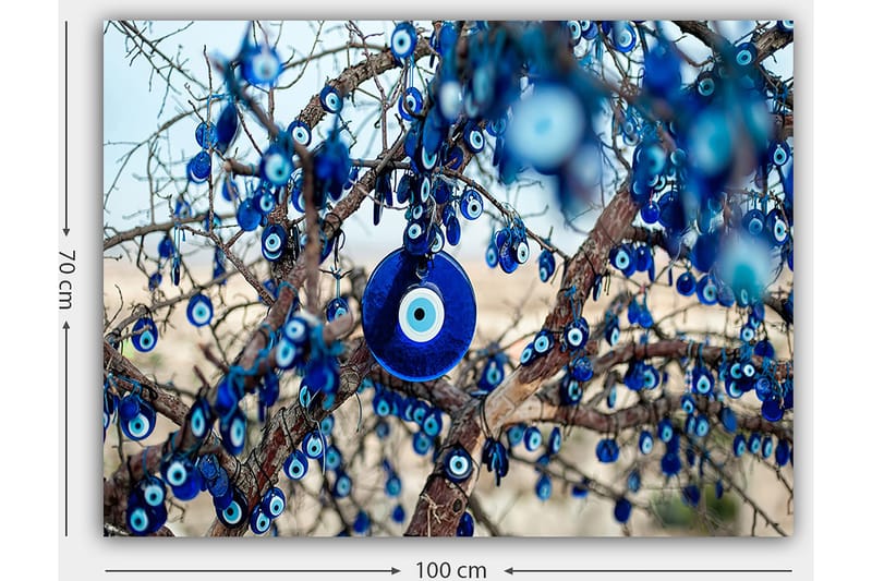 Canvastavla 70x100 cm - Ett träd dekorerat med blå ögonamuletter som symboliserar skydd och tur - Mörkblå / Ljusblå / Vit - Inredning & dekor - Tavlor & konst - Canvastavla