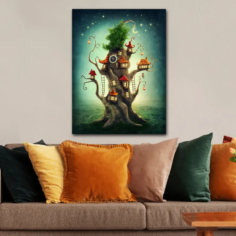 Canvastavla 70x100 cm - Fantasifull trädtavla med små hus och en grönskande krona - Brun / Grön / Röd - Inredning & dekor - Tavlor & konst - Canvastavla