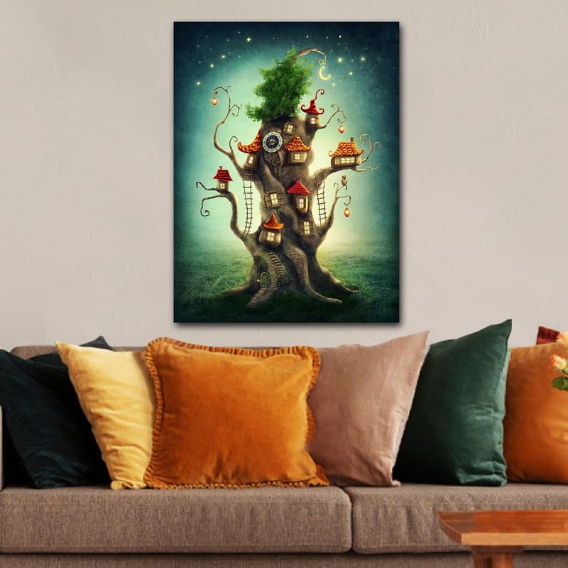 Canvastavla 70x100 cm - Fantasifull trädtavla med små hus och en grönskande krona - Brun / Grön / Röd - Inredning & dekor - Tavlor & konst - Canvastavla