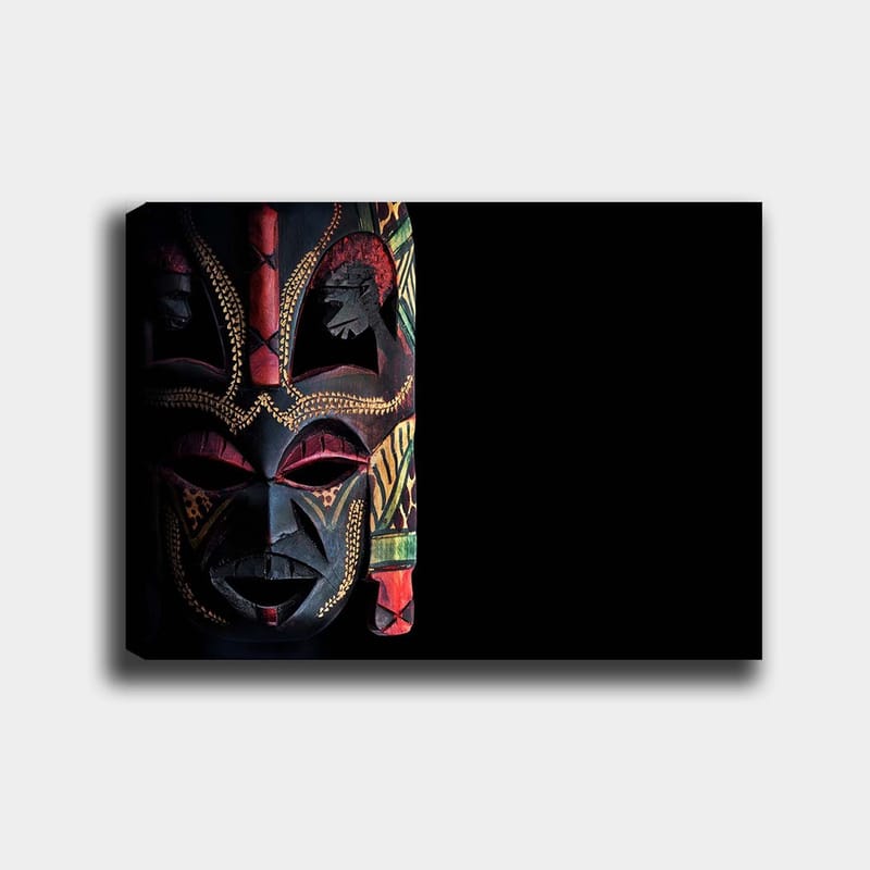 Canvastavla 70x100 cm - Färgglad afrikansk mask med detaljerade mönster och uttrycksfulla drag, Svart / Röd / Grön