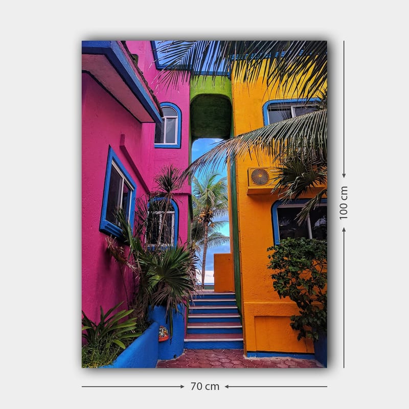 Canvastavla 70x100 cm - Färgglad arkitektur med en trappa som leder genom en livlig gränd - Rosa / Gul / Blå - Inredning & dekor - Tavlor & konst - Canvastavla