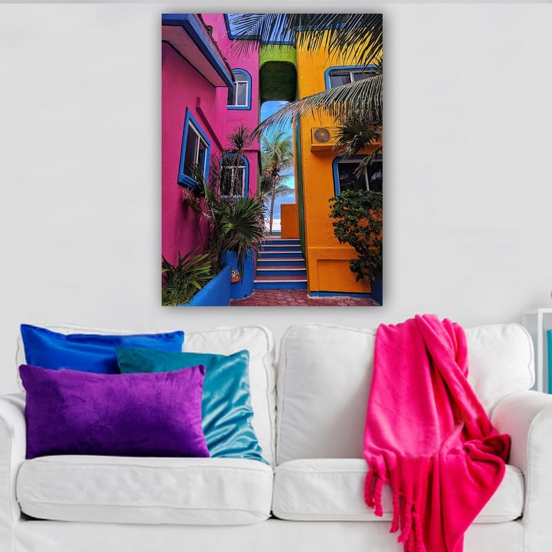 Canvastavla 70x100 cm - Färgglad arkitektur med en trappa som leder genom en livlig gränd - Rosa / Gul / Blå - Inredning & dekor - Tavlor & konst - Canvastavla