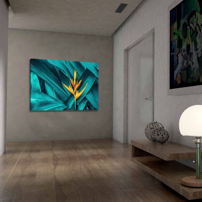 Canvastavla 70x100 cm - Färgglad blomma omgiven av stora, gröna blad - Turkos / Gul - Inredning & dekor - Tavlor & konst - Canvastavla