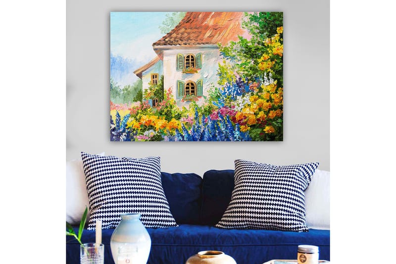 Canvastavla 70x100 cm - Färgglad blomsterträdgård framför ett charmigt hus med fönsterluckor, Gult / Blått / Grönt