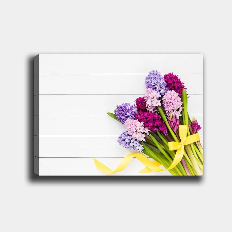 Canvastavla 70x100 cm - Färgglad bukett av hyacinter med en gul rosett - Lila / Rosa / Gul - Inredning & dekor - Tavlor & konst - Canvastavla