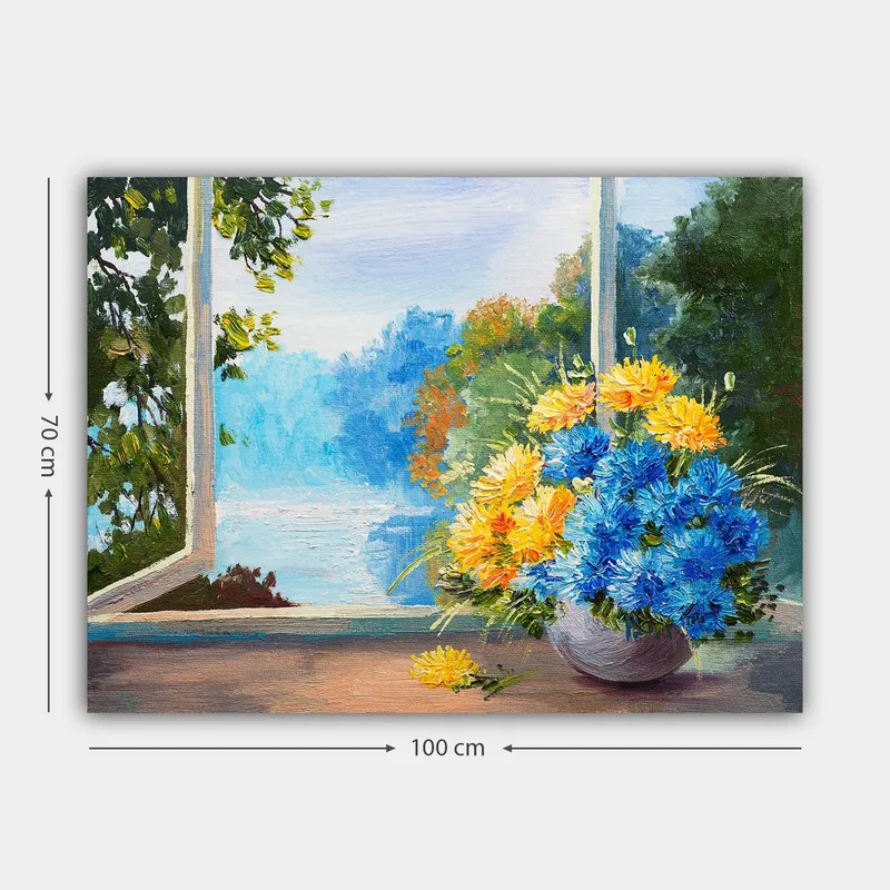 Canvastavla 70x100 cm - Färgglad bukett med blå och gula blommor i en vas, placerad vid ett fönster med utsikt över en naturskön landskap - Blå / Gul - Inredning & dekor - Tavlor & konst - Canvastavla