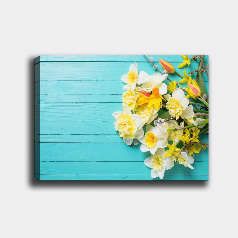 Canvastavla 70x100 cm - Färgglad bukett med blommor på en turkos träyta - Turkos / Vit / Gul - Inredning & dekor - Tavlor & konst - Canvastavla