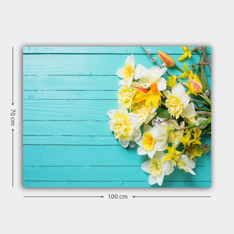 Canvastavla 70x100 cm - Färgglad bukett med blommor på en turkos träyta - Turkos / Vit / Gul - Inredning & dekor - Tavlor & konst - Canvastavla