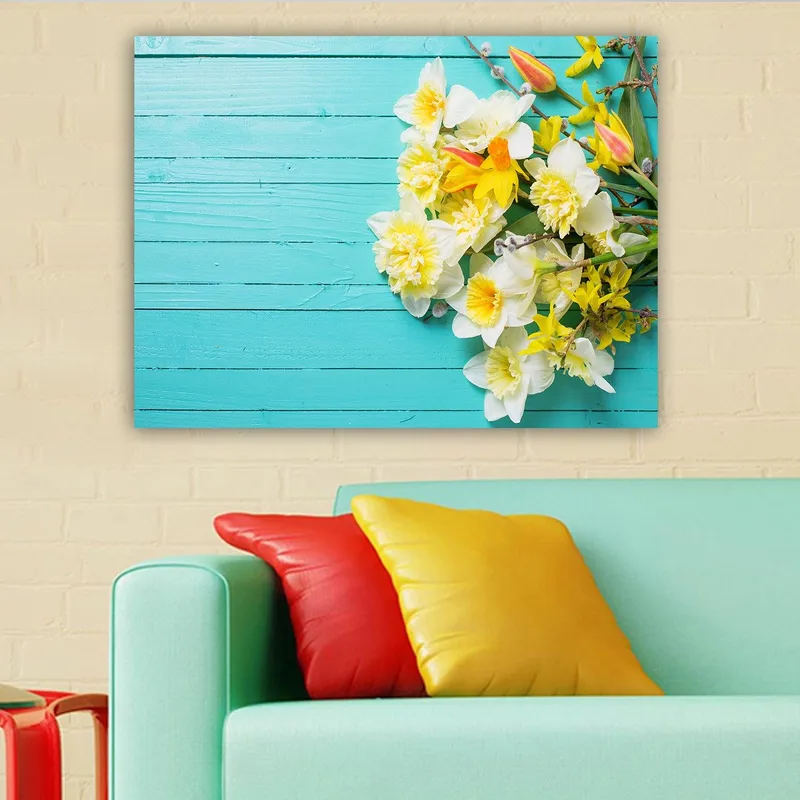 Canvastavla 70x100 cm - Färgglad bukett med blommor på en turkos träyta - Turkos / Vit / Gul - Inredning & dekor - Tavlor & konst - Canvastavla