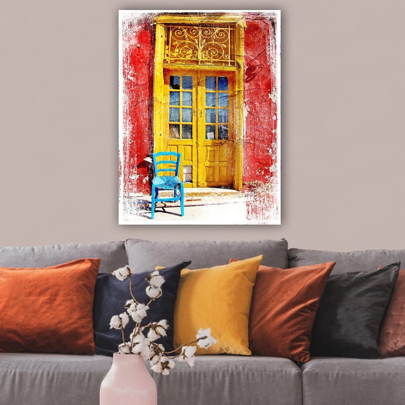 Canvastavla 70x100 cm - Färgglad dörr med en blå stol framför på en röd vägg - Gul / Röd / Blå - Inredning & dekor - Tavlor & konst - Canvastavla