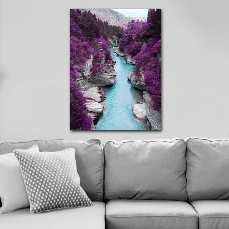 Canvastavla 70x100 cm - Färgglad flod som slingrar sig genom en bergsklyfta omgiven av lila träd och klippor - Lila / Turkos - Inredning & dekor - Tavlor & konst - Canvastavla