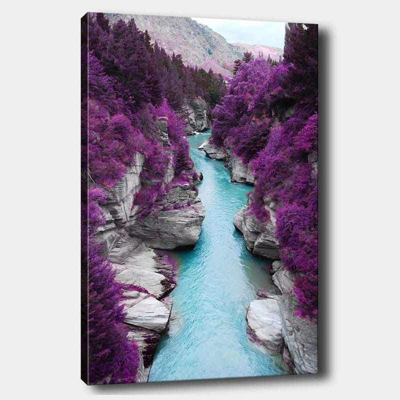 Canvastavla 70x100 cm - Färgglad flod som slingrar sig genom en bergsklyfta omgiven av lila träd och klippor, Lila / Turkos