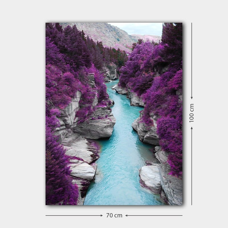 Canvastavla 70x100 cm - Färgglad flod som slingrar sig genom en bergsklyfta omgiven av lila träd och klippor - Lila / Turkos - Inredning & dekor - Tavlor & konst - Canvastavla
