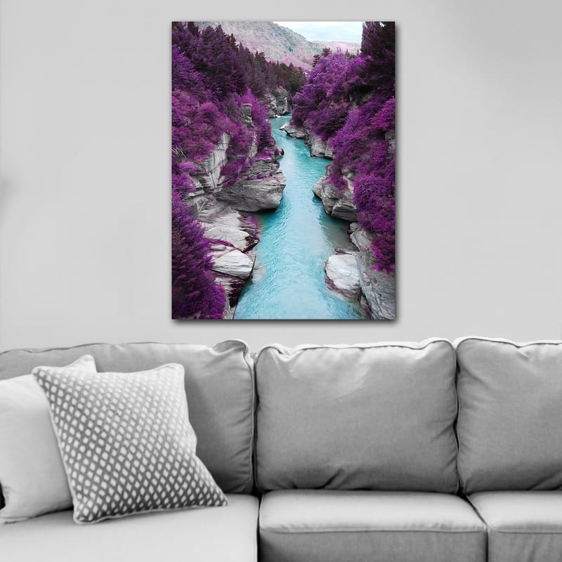 Canvastavla 70x100 cm - Färgglad flod som slingrar sig genom en bergsklyfta omgiven av lila träd och klippor - Lila / Turkos - Inredning & dekor - Tavlor & konst - Canvastavla