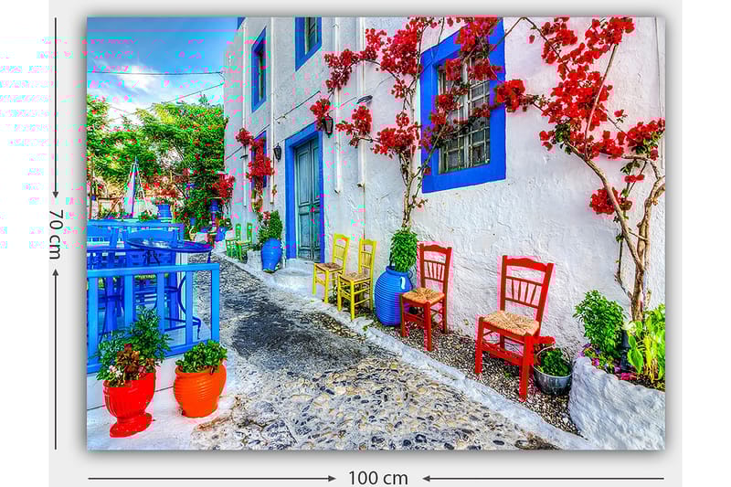 Canvastavla 70x100 cm - Färgglad gata med blommor och stolar i olika färger som skapar en livlig atmosfär - Blå / Röd / Grön - Inredning & dekor - Tavlor & konst - Canvastavla