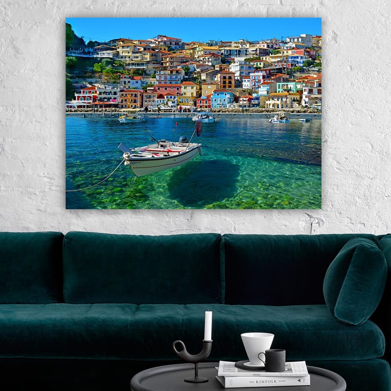 Canvastavla 70x100 cm - Färgglad hamn med en båt som ligger förankrad i klart vatten, omgiven av livliga hus - Blå / Röd / Gul - Inredning & dekor - Tavlor & konst - Canvastavla